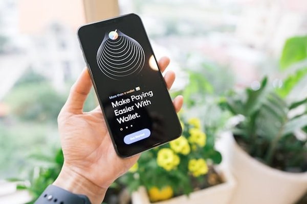 Comment nettoyer le port Lightning d'un iPhone sans endommager les connecteurs internes?