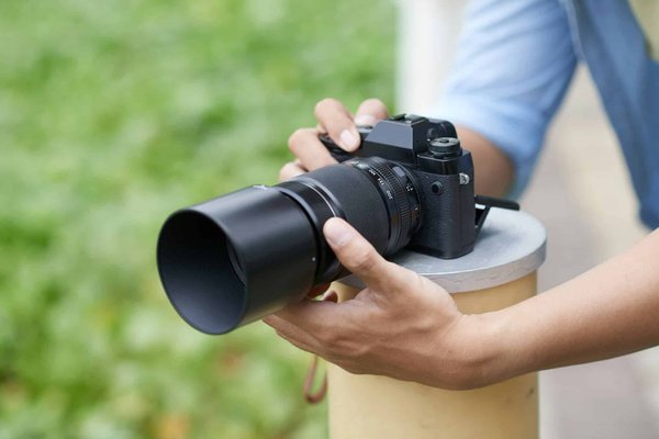 Quel est le meilleur logiciel de stabilisation vidéo pour enregistrer des vlogs sur un iPhone 12 Pro Max?